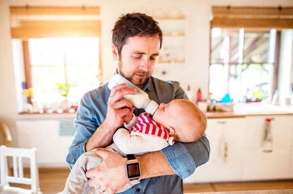 Pai alimentando bebê filho — Fotografia de Stock